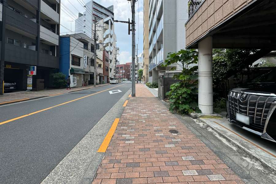 敷地の北西側前面道路（北東側から）