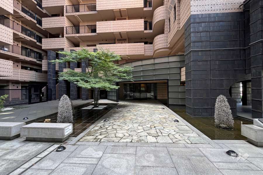 西側エントランスアプローチ