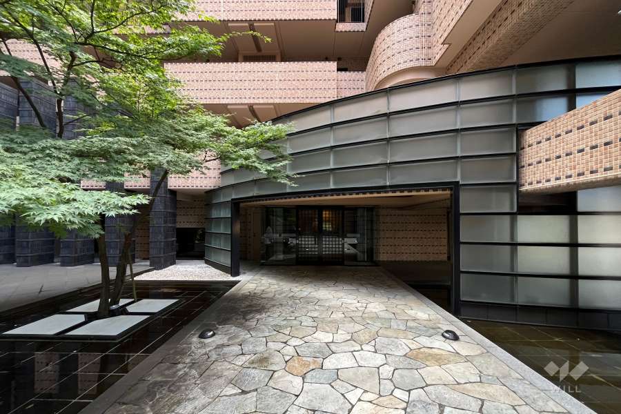 西側エントランス