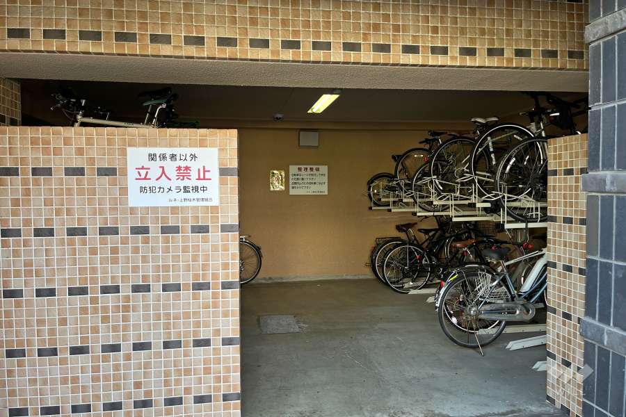 屋内に設けられた駐輪場