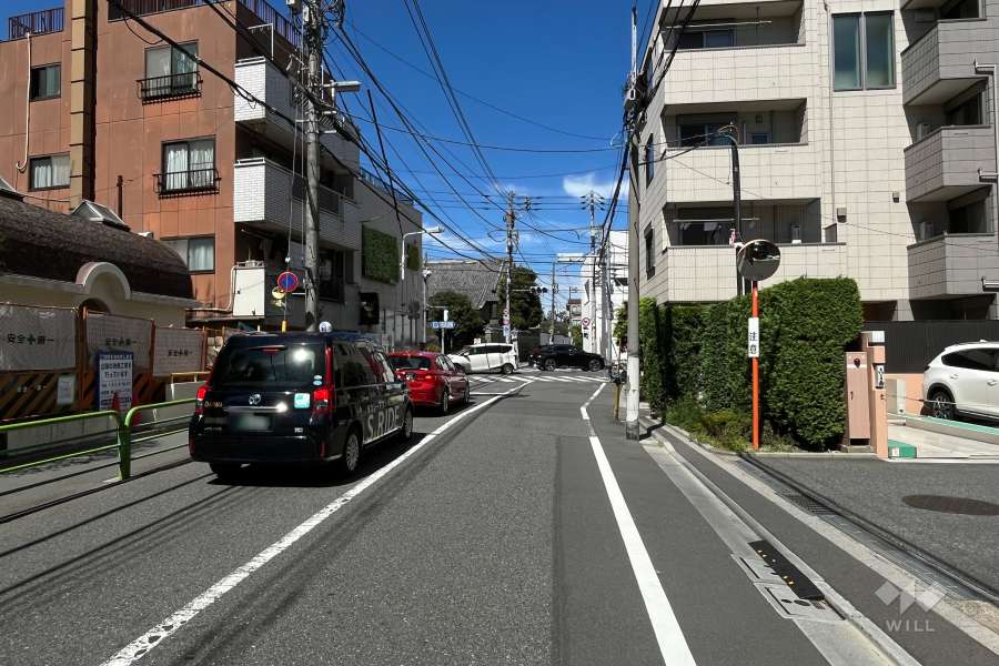 敷地の西側前面道路（南側から）