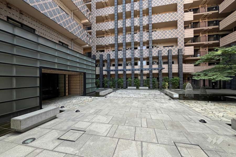 東側エントランスアプローチ