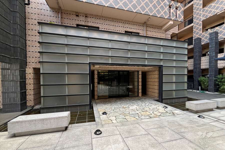 東側エントランス