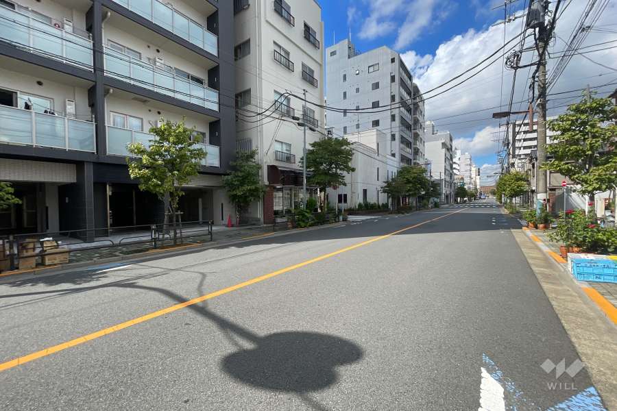 敷地の北側前面道路（東側から）