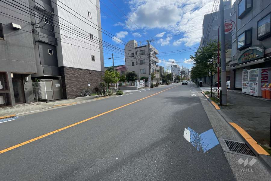 敷地南側の前面道路（西側から）