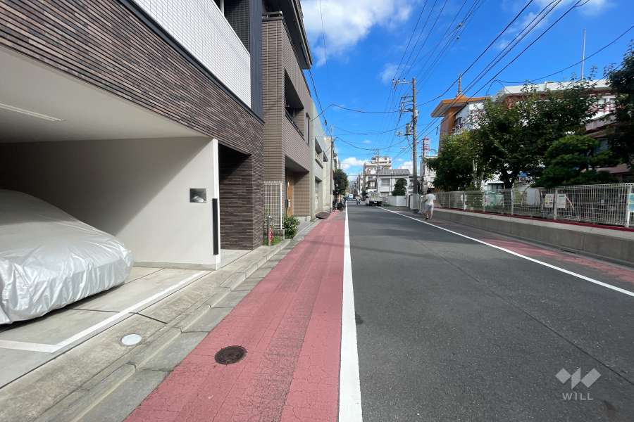 敷地東側の前面道路（南側から）