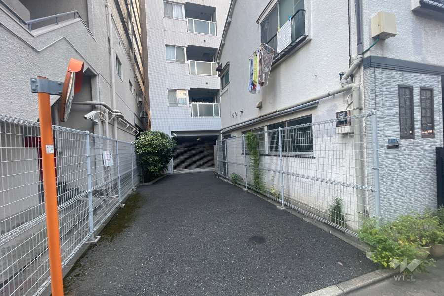 駐車場の出入り口（リングシャッター付き）