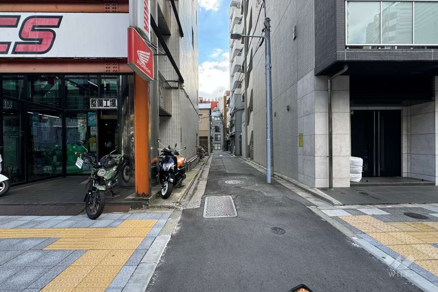敷地の北側前面道路（西側から）