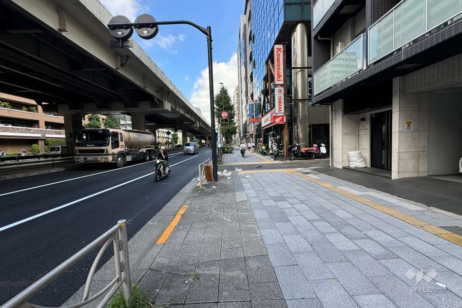 敷地の西側前面道路（南側から）