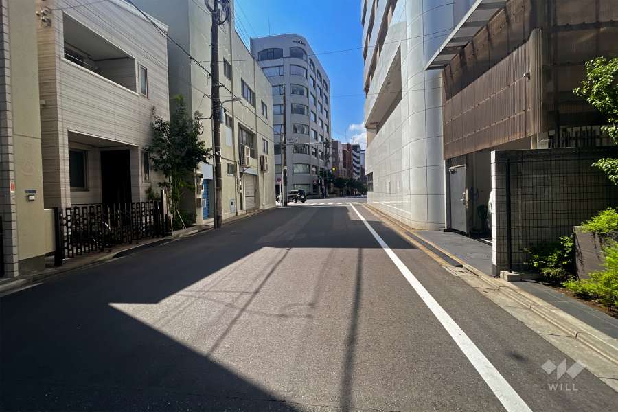 敷地南側の前面道路（東側から）