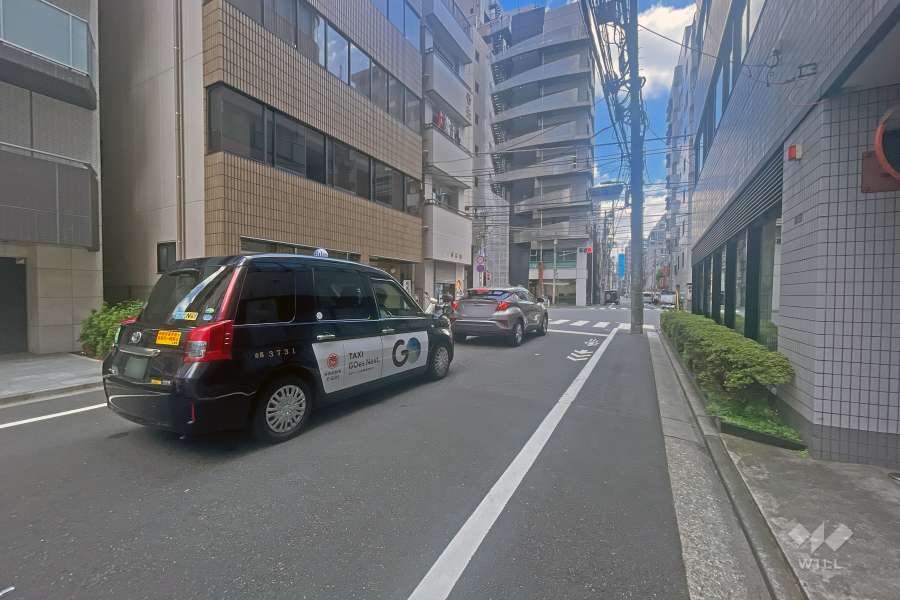 敷地の南側前面道路（東側から）