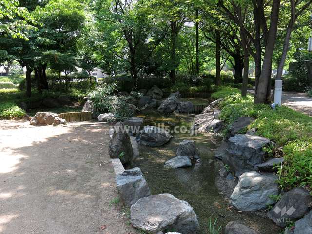 敷地に隣接する小さな公園
