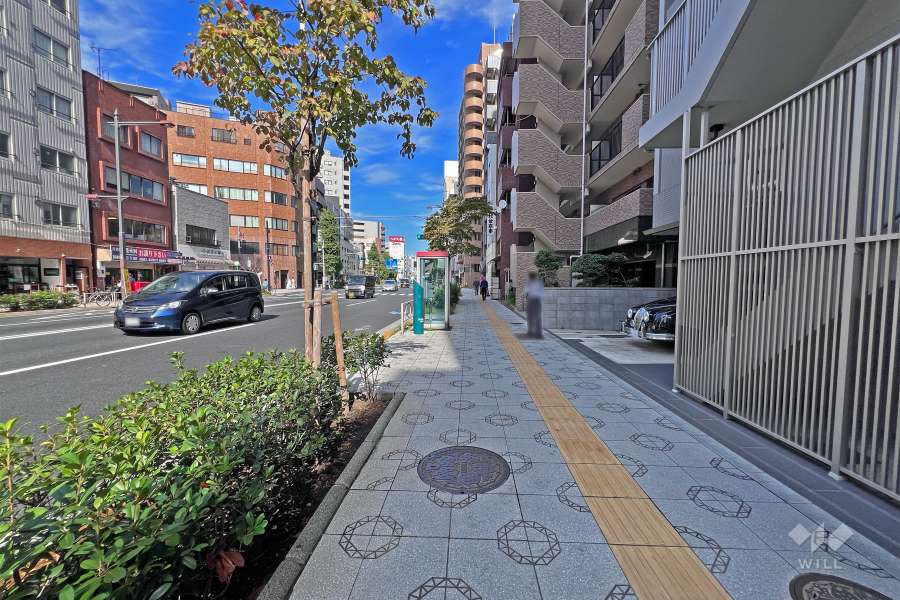 敷地北西側の前面道路（南西側から）