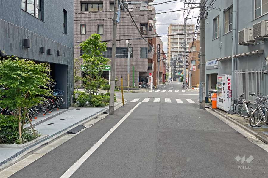 敷地の北側前面道路（東側から）