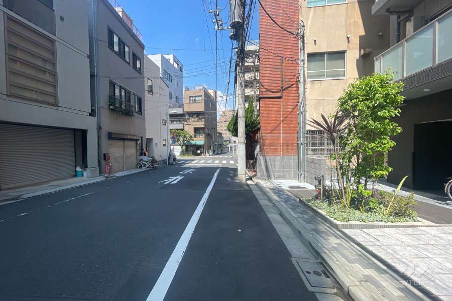 敷地西側の前面道路