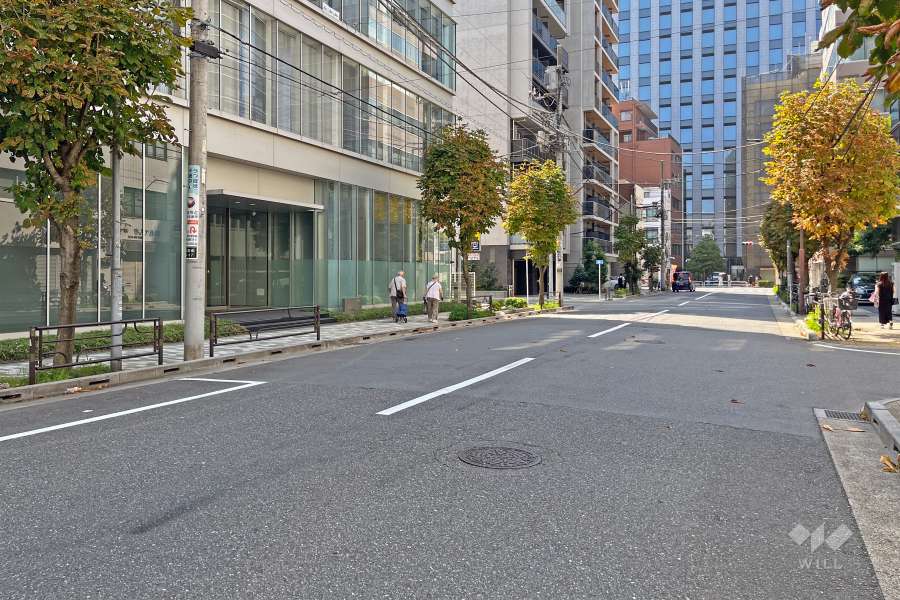 敷地の北側前面道路は福井町通りです（東側から）。