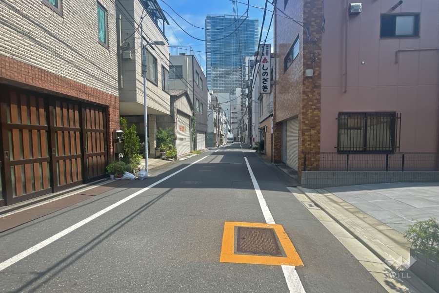 敷地北側の前面道路（西側から）