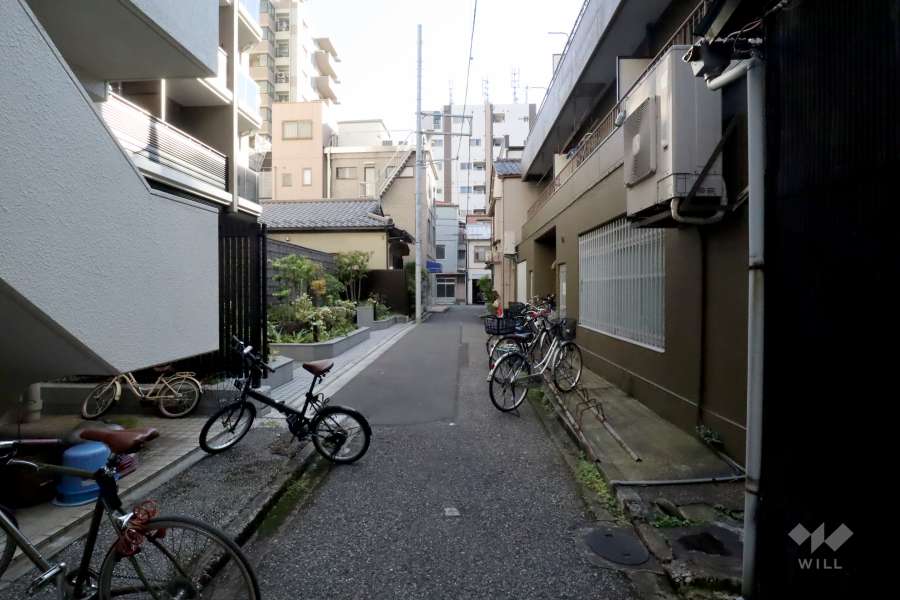 敷地西側の前面道路