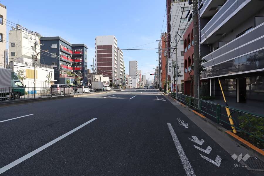 敷地北側の前面道路(明治通り)