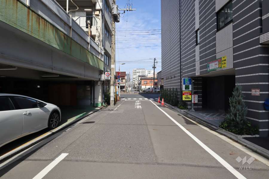 敷地西側の前面道路(南側から)