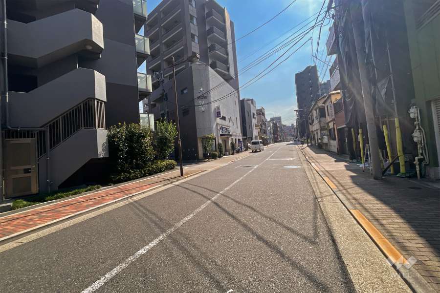 敷地北側の前面道路（東側から）