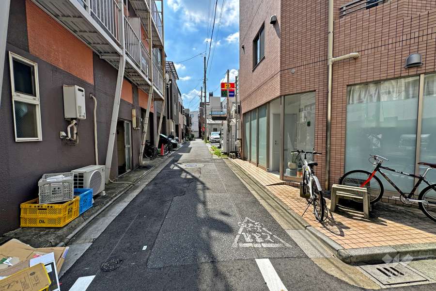 敷地の東側前面道路（北側から）
