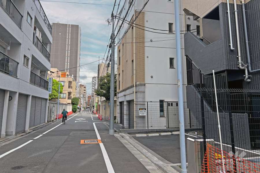 敷地の北側前面道路（西側から）
