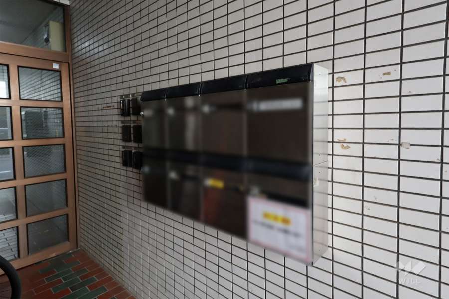 エントランスと共用ポスト　　