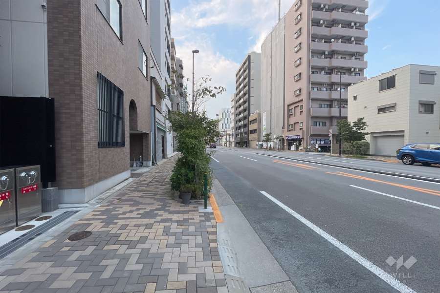 敷地東側の前面道路（南側から）