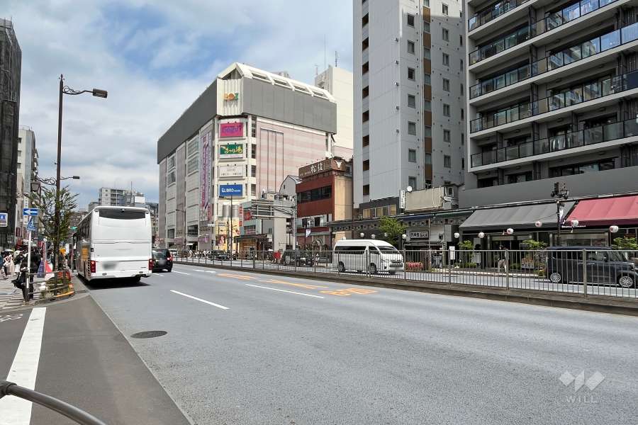 敷地西側の前面道路