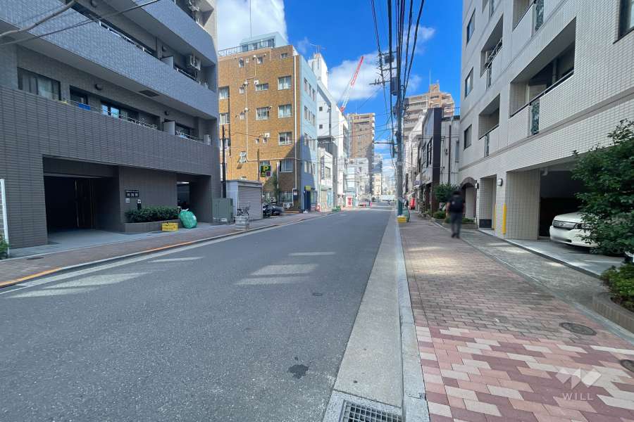 敷地西側の前面道路