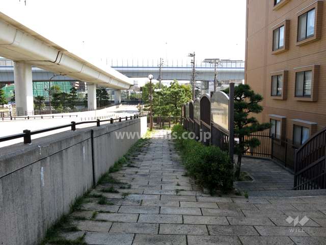 敷地東側の前面道路。道を挟んで、住吉川が流れています。