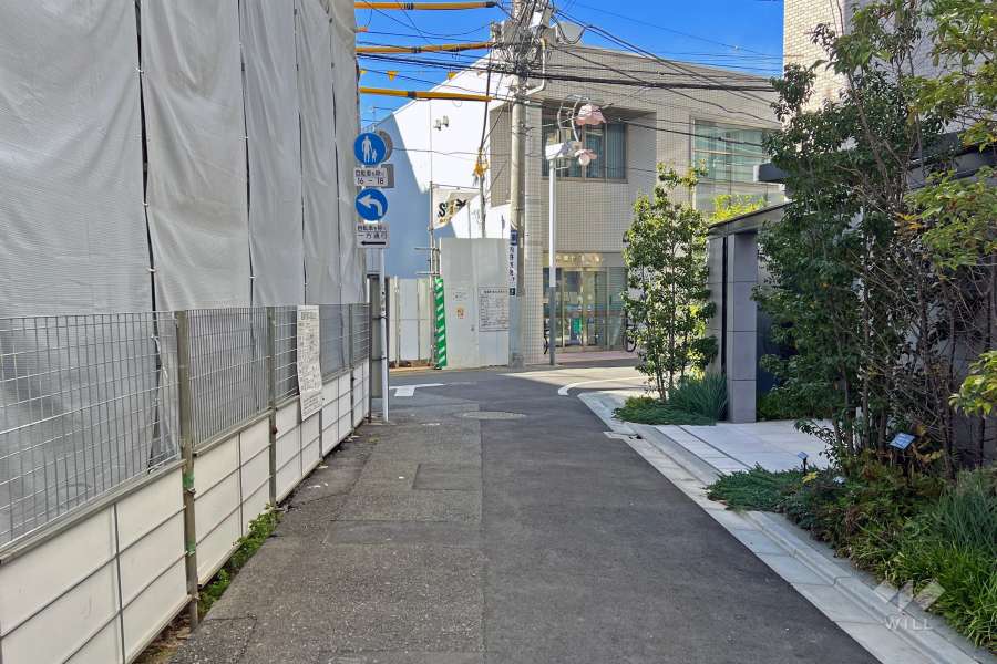 敷地の南西側前面道路（南東側から）