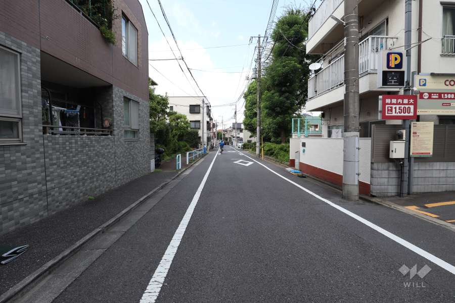 敷地東側の前面道路（南側から）