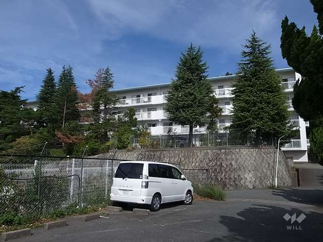 シャトー御影の遠景。周辺はマンションが立ち並ぶ静かな住宅地です。