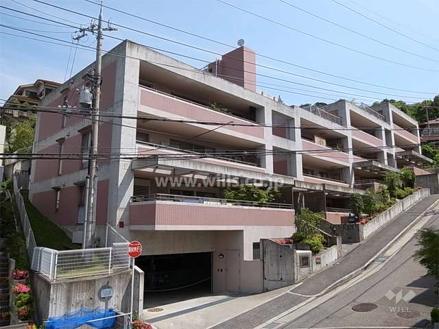 パーク・フィールド宝塚中筋山手の外観（南西側から）