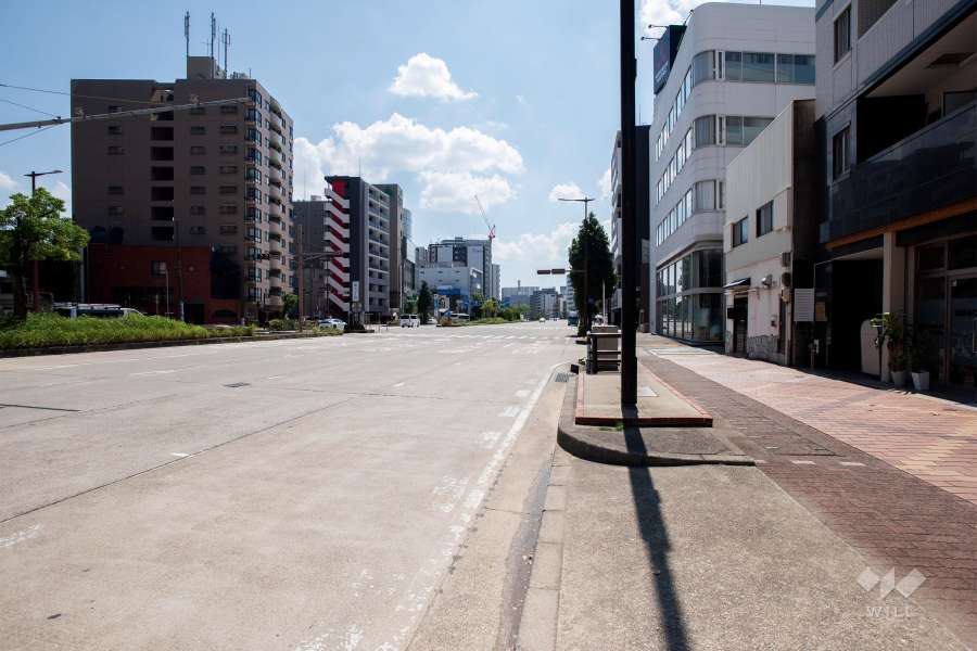 敷地東側の前面道路（北側から）
