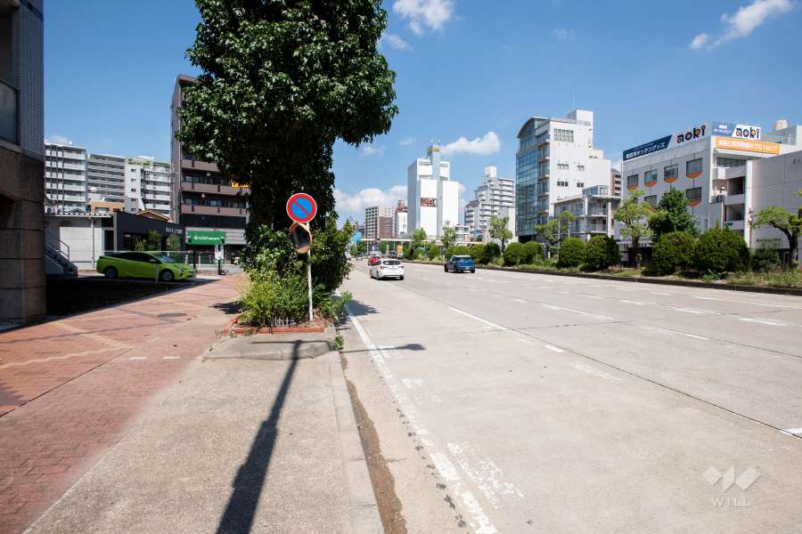 敷地東側の前面道路（南側から）
