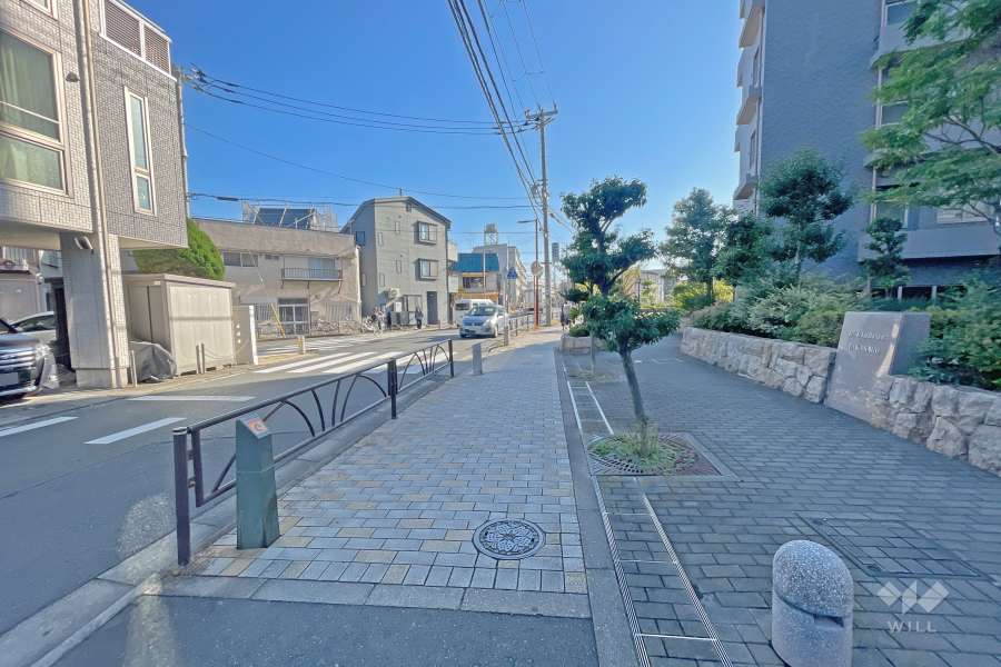 敷地の北側前面道路（西側から）
