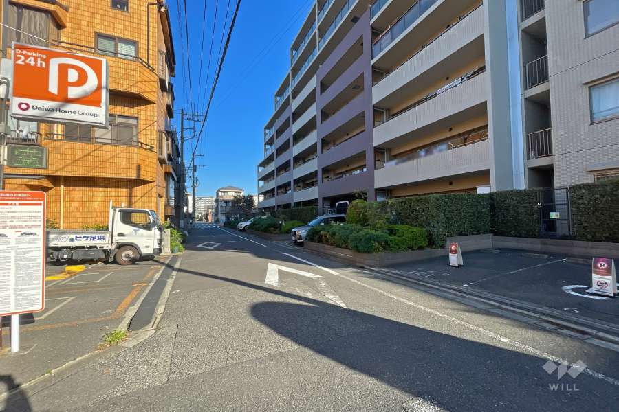 敷地西側の前面道路（南側から）