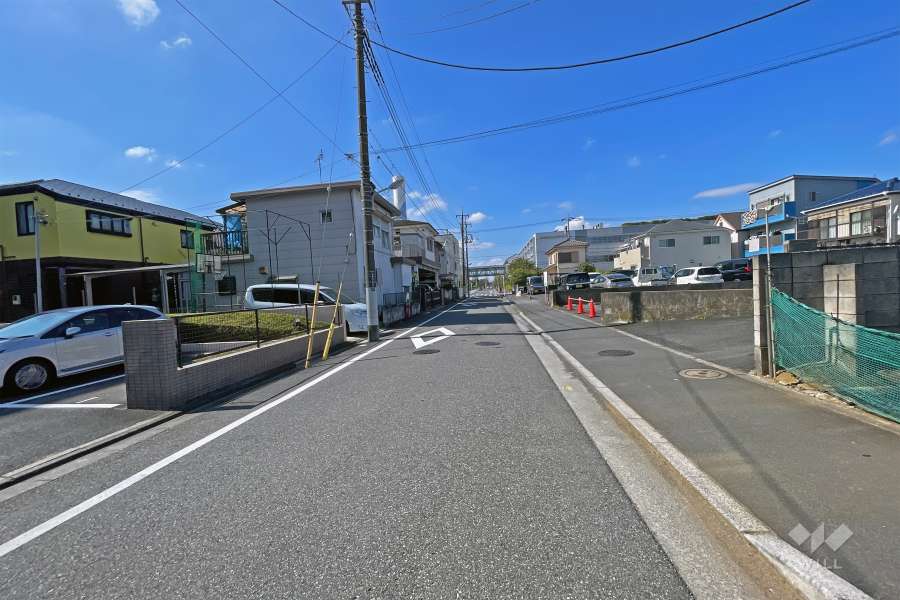 敷地の北側前面道路（東側から）