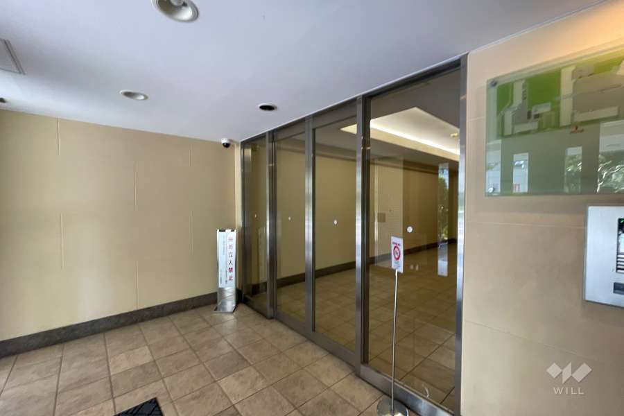 エントランスはオートロック付きです。