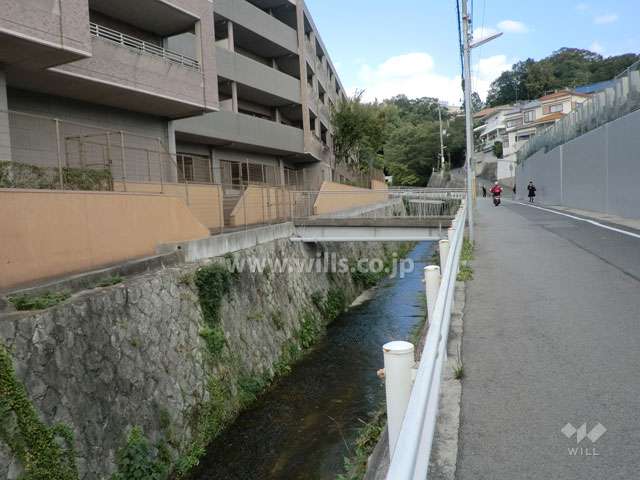 敷地南東側の前面道路。間に水路があります。