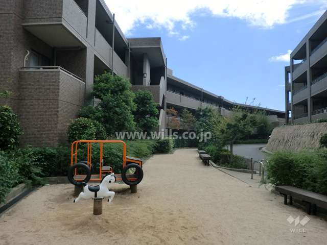 敷地に隣接する小さな公園