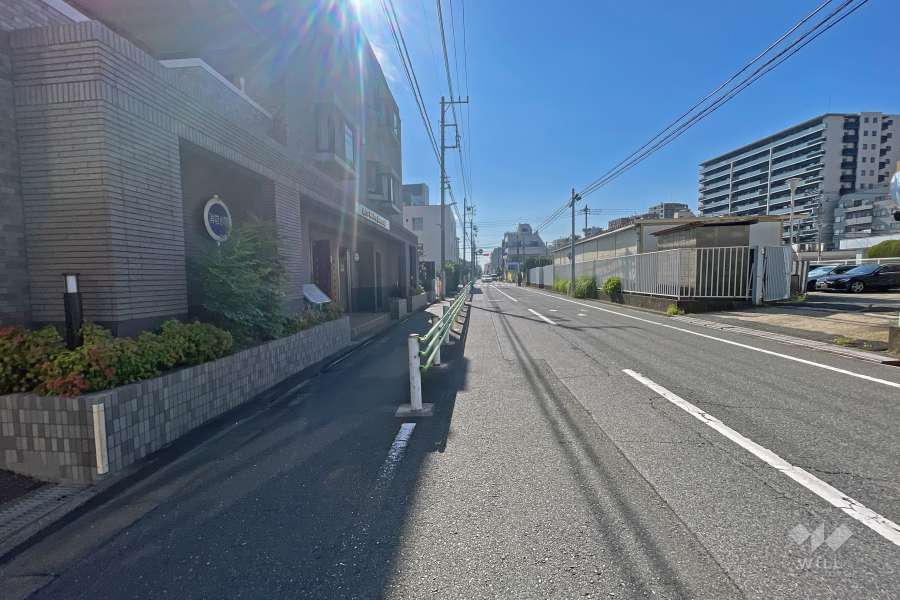 敷地の北側前面道路（東側から）