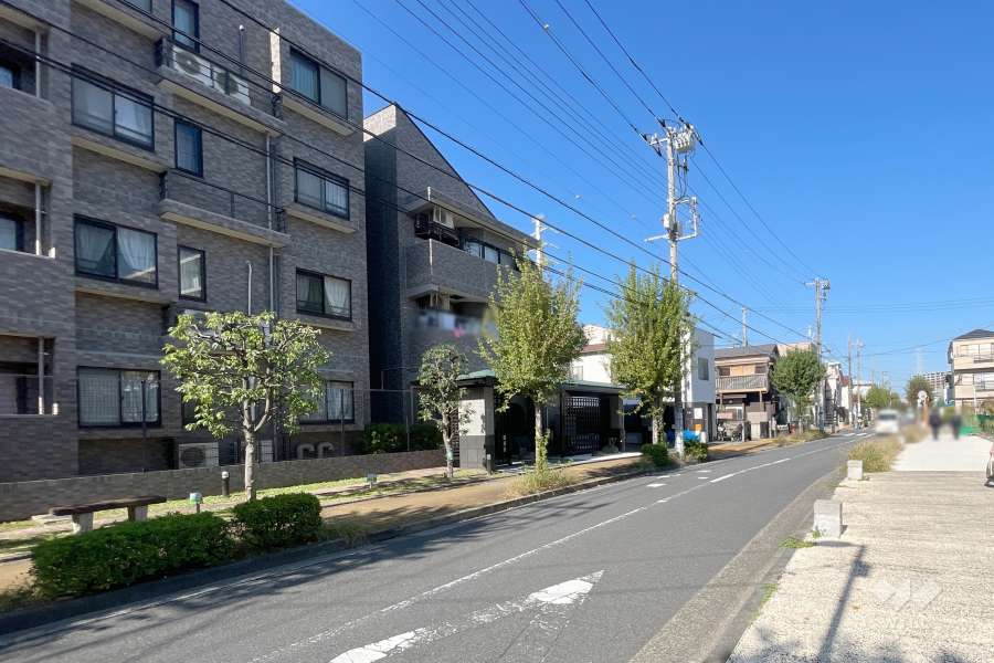 敷地東側の前面道路