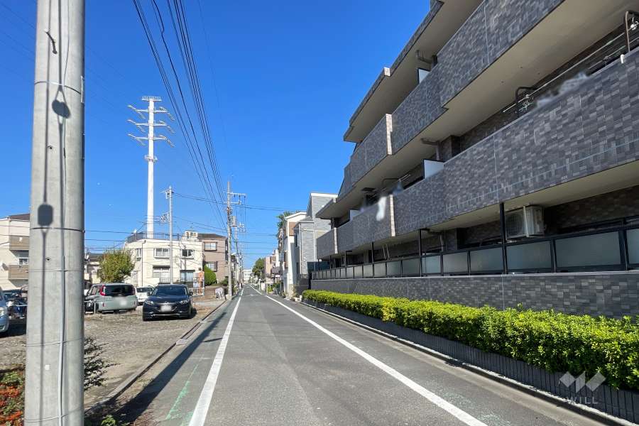 敷地西側の前面道路