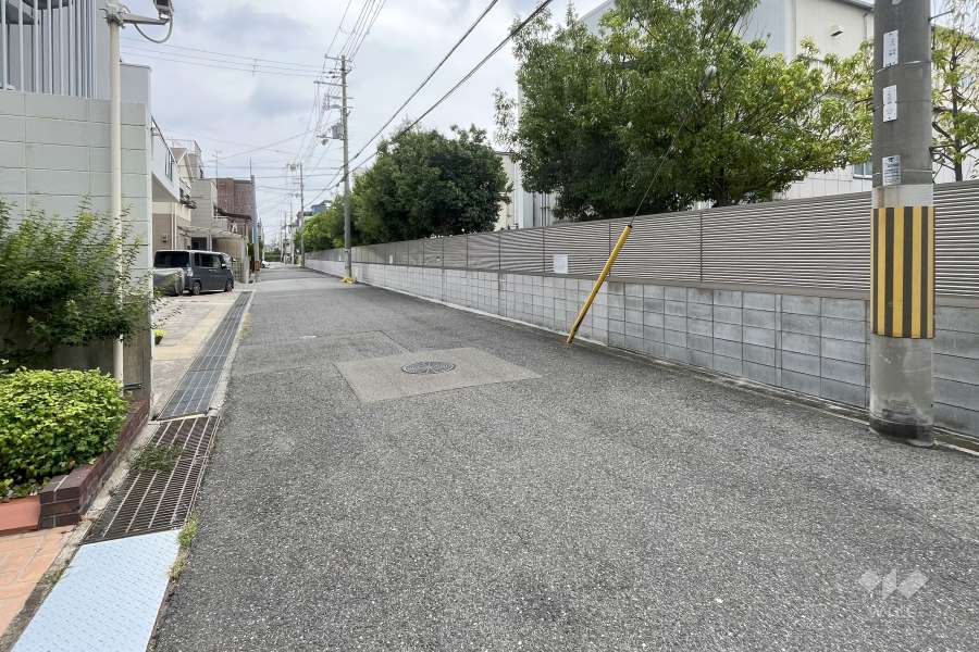 敷地南側の前面道路（西側から）