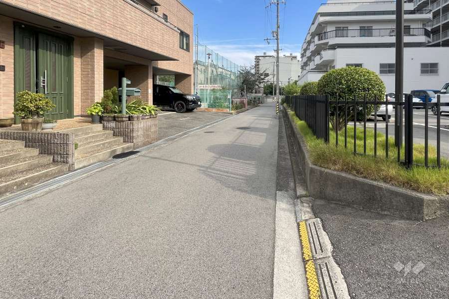 敷地東側の前面道路（北側から）