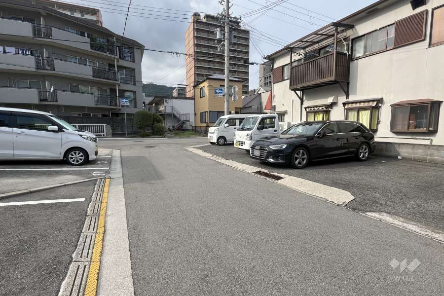 敷地東側の前面道路（南側から）